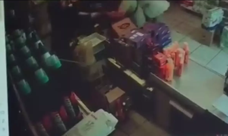 Marketdə kassir və müştəri arasında dava düşdü - VİDEO