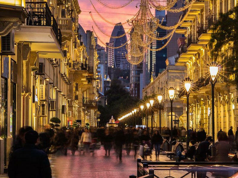 "Tarqovı"da çiy ətdən libas geyinən qızdan QƏRİBƏ HƏRƏKƏTLƏR - VİDEO