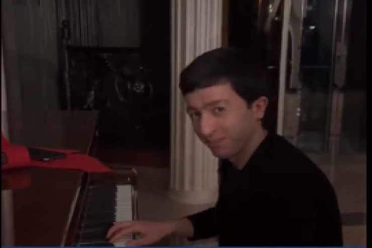 Xalq artistinin tarzən oğlunun səsi hər kəsi valeh etdi - VİDEO