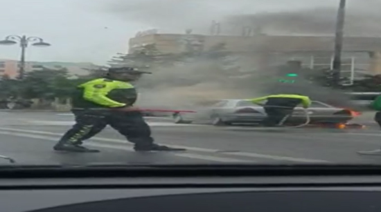 Azərbaycanda polis yanan maşını belə söndürdü - ANBAAN VİDEO