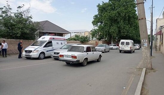 Elektrik xətti təcili yardım maşınının üzərinə düşdü