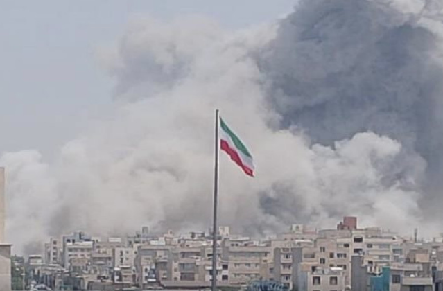 Tehran 50 dəqiqə bombalandı, işıqlar söndü - VİDEO