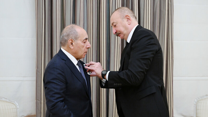 Prezidenti Yaqub Eyyubova "İstiqlal" ordenini təqdim etdi (YENİLƏNİB)