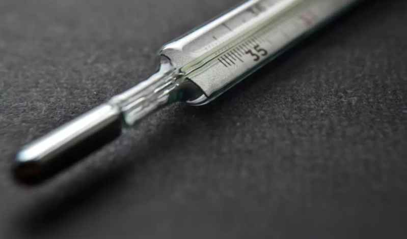 22 il boyunca budunda termometr parçasıyla yaşadı