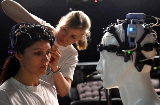 Alimlərdən YENİLİK: İflic olan insanların fikirlərini oxuyan neyrointerfeys yaradıldı