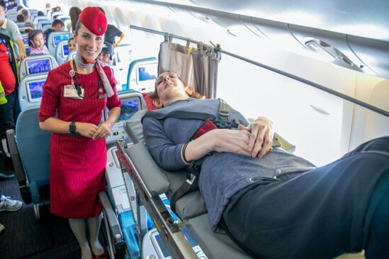 İlk DƏFƏ: Dünyanın ən hündürboy qadını təyyarədə uçdu