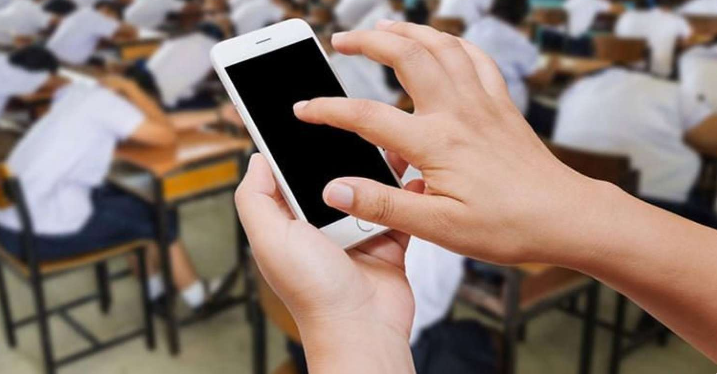 "Telefon istifadə edən şagirdlərin dərsdə diqqətini cəmləməsi daha çətin olur" - AÇIQLAMA