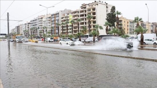İzmirdə fırtına: Dəniz suları daşdı - FOTO