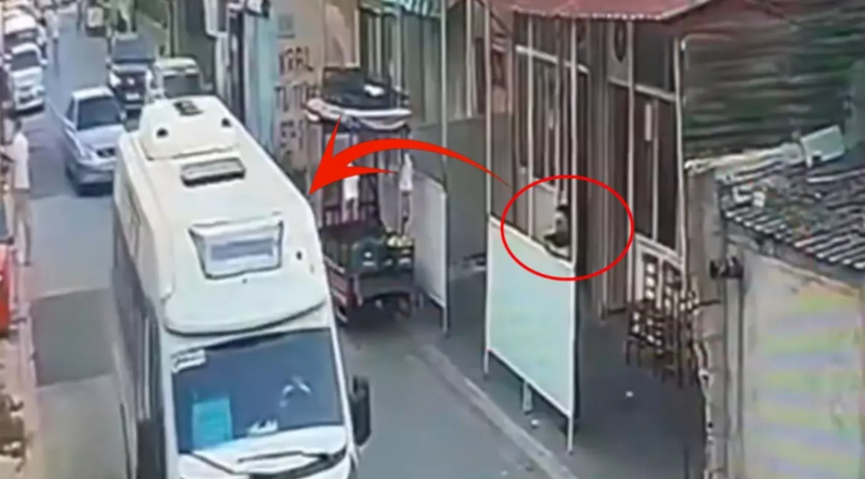 Avtobusun pəncərəsini açıb küçədəki düşmənini güllələdi