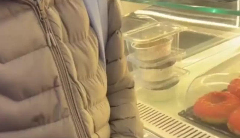 Pulu çatmayan uşağa tort hədiyyə etdi, amma, tənqid edilir - VİDEO