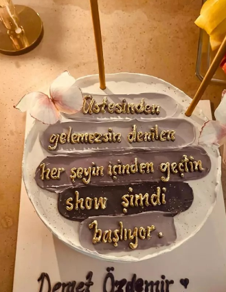 "Eşref Rüya" sezon finali edir! Demet Özdemir üçün kəsilən tortun üzərindəki yazı diqqət çəkdi - FOTO