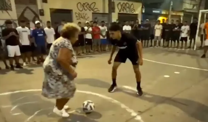 Futbol oynayan yaşlı qadın nəvəsi yaşında gəncə həyatının şokunu yaşadıb - VİDEO