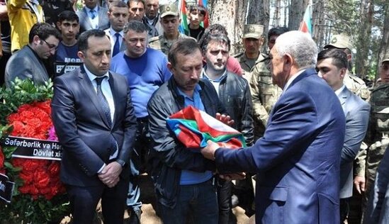 İcra başçısından bayrağa hörmətsizlik: Əzib, büküb, şəhid atasına verdi