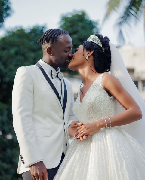 Öz toyunda iştirak edə bilmədi, əkiz qardaşını göndərdi - Foto