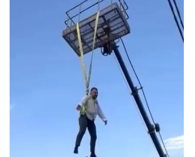 Toyda bəyi vinçlə havaya qaldırıb altında rəqs etdilər