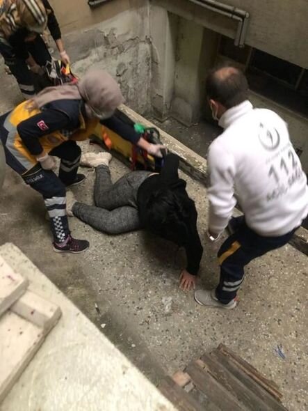 Polis əxlaqsızlıq yuvasına basqın etdi - Balkondan tullanıb qaçmaq istəyən azərbaycanlı qadının ayağı sındı