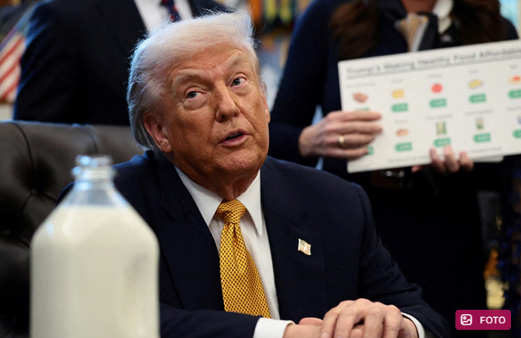 Ağ Ev əlində süd şüşələri olan Trampın fotosunu paylaşdı