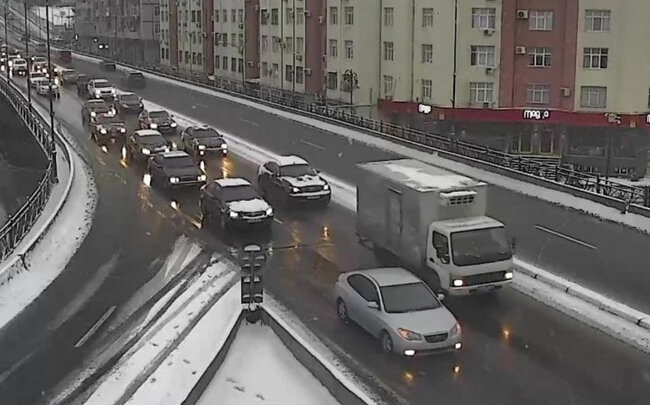 Paytaxtın bir sıra yollarında tıxac müşahidə edilir - SİYAHI