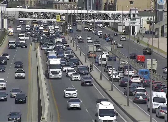 Bu küçədə qəza səbəbilə sıxlıqdır