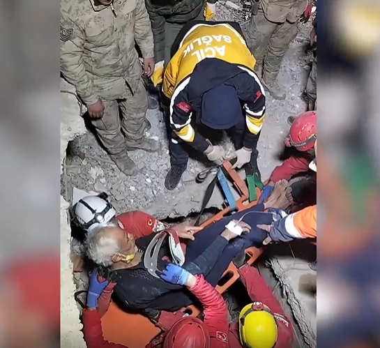 Fiziki qüsurlu şəxs dağıntılar altından xilas edildi-VİDEO