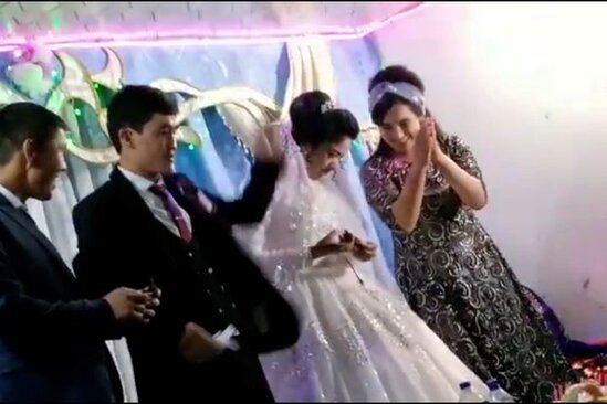 Özbəkistanda bəy gəlini yarışmada qalib gəldiyi üçün döydü - VİDEO