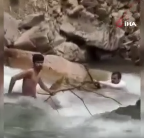 Turist foto çəkdirərkən çayda boğuldu - VİDEO