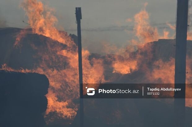 Bakıda anbarlar yanıb