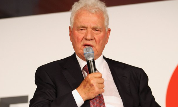 Yaşlı milyarderə zorlama İTTİHAMI