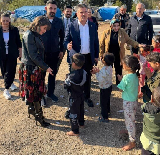 Bahalı çəkmələrlə ayaqyalın uşaqları ziyarət etdi – qınaq obyektinə çevrildi