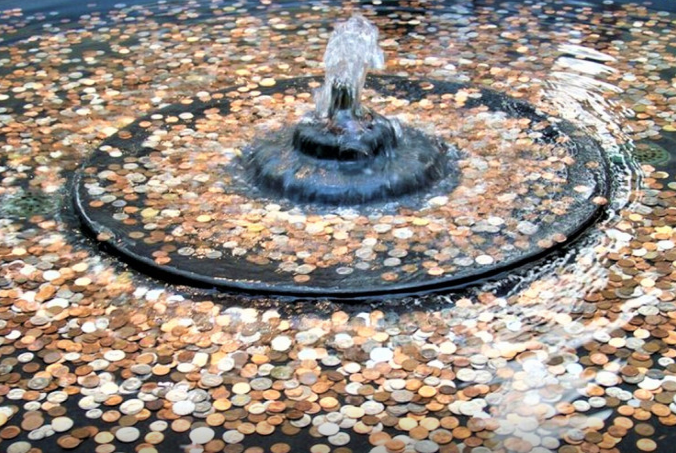 Bu yerə yenidən qayıtmaq üçün fəvvarələrə pul atmaq ənənəsi necə yaranıb?