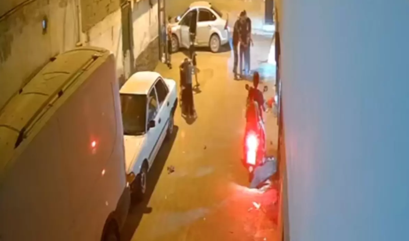 Polis paltarı geyinən şəxs uşağa atəş açdı – hadisə anı kameraya düşdü - VİDEO