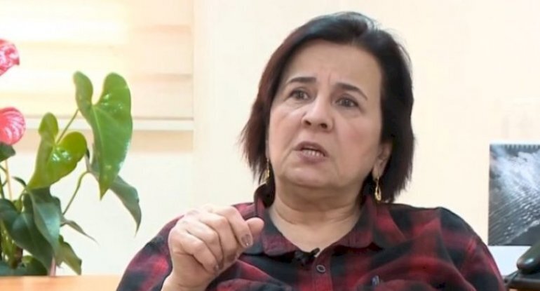 "Mən dərs danışıram, oğlan dönüb qızın ağ baldırına baxır"