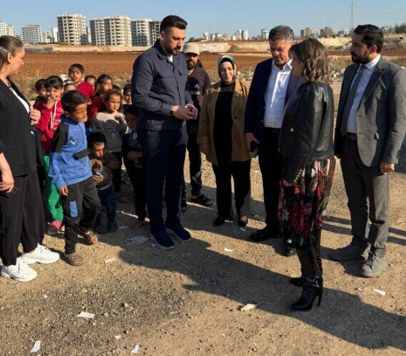 Bahalı çəkmələrlə ayaqyalın uşaqları ziyarət etdi – qınaq obyektinə çevrildi