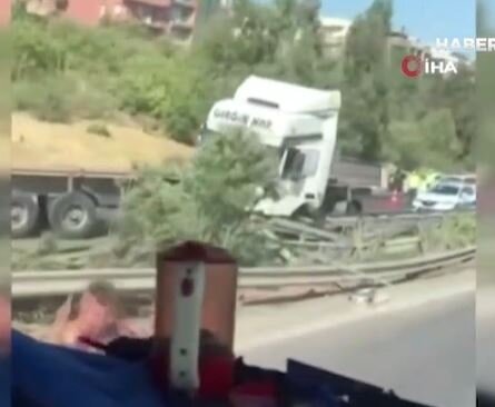 Yük maşınının altında qalmaqdan son anda xilas oldular-VİDEO