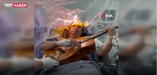 Beyin əməliyyatı zamanı müəllimə 4 saat gitara ifa etdi - VİDEO