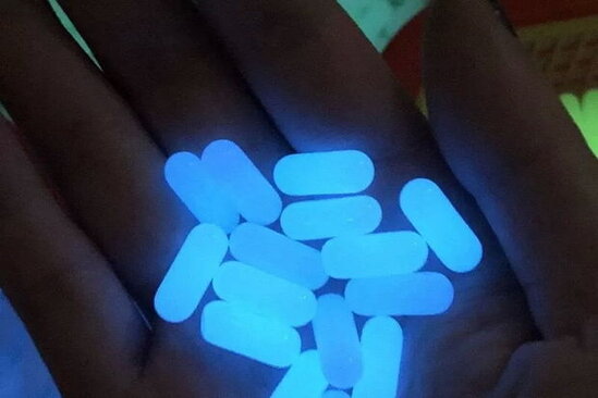 Xərçəngin diaqnostikası və müalicəsi üçün işıq saçan kapsullar yaradıldı