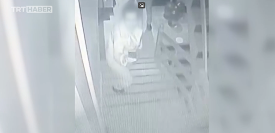 Zəlzələ qurbanlarının qaldığı otelə girdilər və onu təhqir etdilər - VİDEO