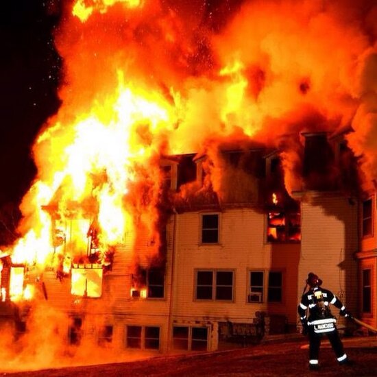 Ev yanarkən qonşu film kimi izlədi - VİDEO