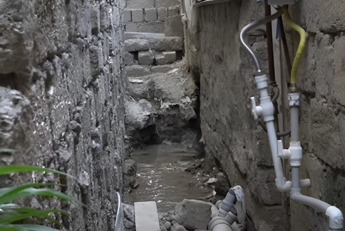 Xətaidə boru partladı, ev gölə çevrildi: "Zəng edirik, amma məhəl qoyan yoxdur"