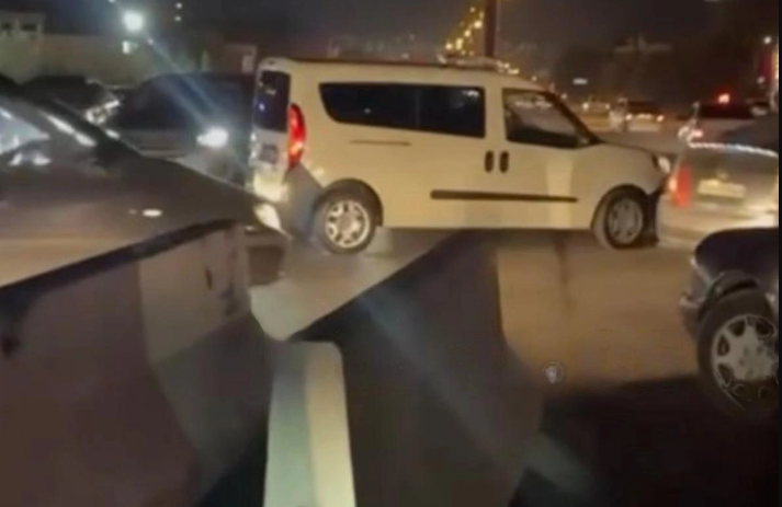 8 Noyabr prospektində yola düzülən beton maneələr xaos yaradıb