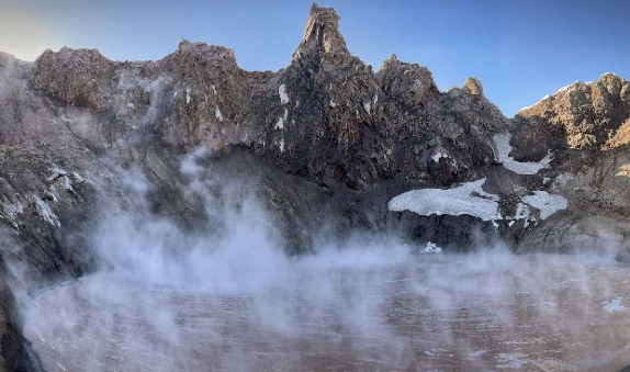 Vulkanın günbəzində qaynayan göl aşkarlandı