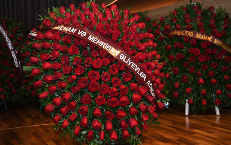 Prezidentlə xanımı vida mərasiminə əklil göndərdi - Foto