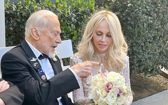 Aya ayaq basan ikinci insan 93 yaşında evləndi