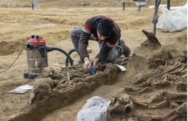 Vyanada futbol meydançasının altından Roma döyüşçülərinin məzarlığı tapılıb