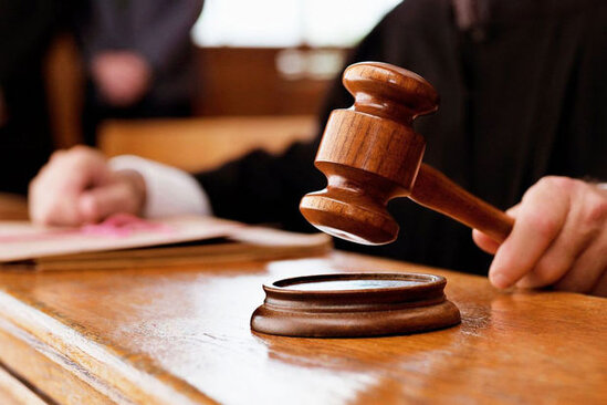 Rüşvət alan həkim hakim qarşısında