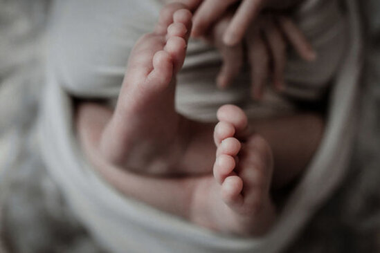 Qeyri-adi şəraitdə uşaq dünyaya gətirdi - VİDEO