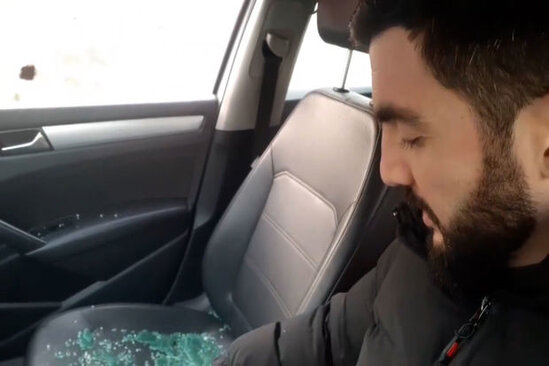 Jurnalistin maşınının şüşəsini sındırıb oğurluq etdilər - VİDEO