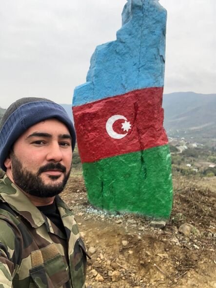 Hadrutda qayanı Azərbaycan bayrağına boyayan gənc kimdir? - VİDEO