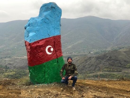 Hadrutda qayanı Azərbaycan bayrağına boyayan gənc kimdir? - VİDEO