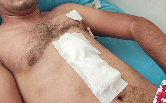 Qazi polislərin gözü qarşısında bıçaqlandı - FOTO